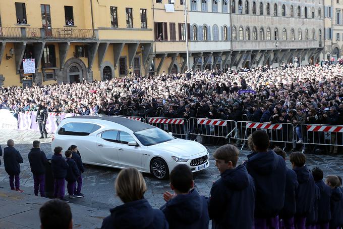 Malce pred 10. uro so pred baziliko pripeljali krsto s pokojnim nogometašem, ki so mu navzoči namenili dolg in bučen aplavz, prevzet s čustvi. | Foto: Guliverimage/Getty Images