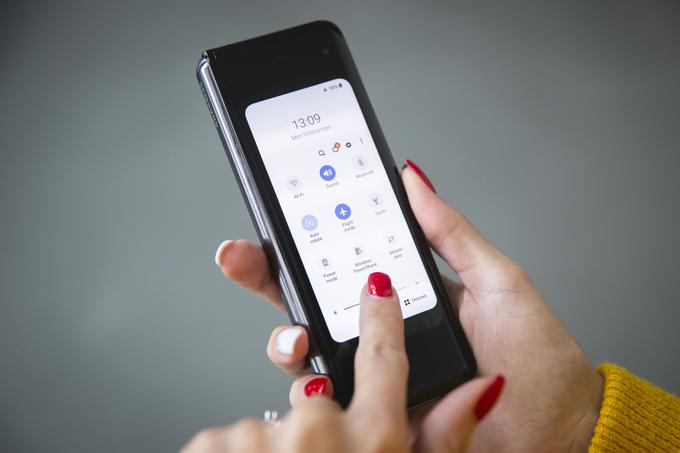 Pametni telefon Samsung Galaxy Fold ima tovarniško nameščen Android 9. | Foto: Bojan Puhek