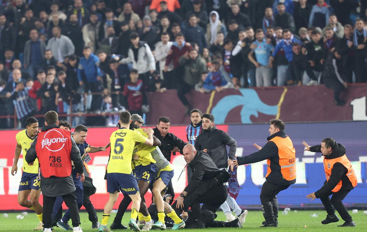 Trabzonspor : Fenerbahce pretep 2024 | Po nedeljski tekmi turške lige je izbruhnilo nasilje med navijači Trabzonsporja in igralci Fenerbahčeja.  | Foto Reuters