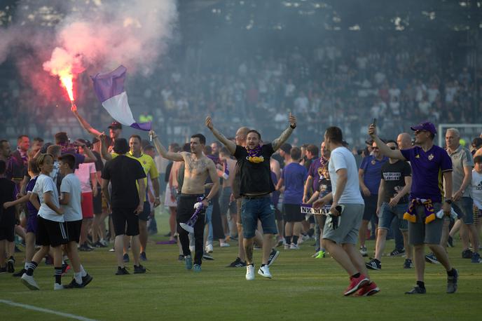 NK Maribor prvak 2022 | Mariborski navijači so po zmagi nad Muro pritekli na zelenico in proslavljali 16. državni naslov. | Foto Blaž Weindorfer/Sportida