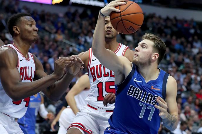 Luka Dončić | Luka Dončić je pomagal Dallasu do zmage  nad Chicagom z 19 točkami, šestimi asistencami in tremi skoki. | Foto Guliver/Getty Images