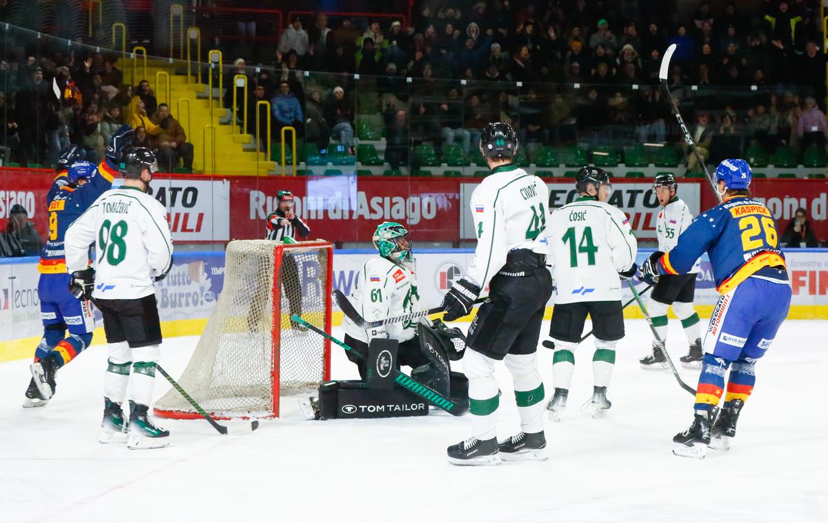 Asiago : Hk Olimpija | Olimpija je na nedeljsko gostovanje k Asiagu prišla skorajda z belimi zastavami v rokah. Glavni trener Antti Karhula pravi, da je kaj takega nedopustno, in upa, da se moštvo zvečer v Gradcu predstavi v drugačni luči. | Foto Serena Fantini / Asiago Hockey