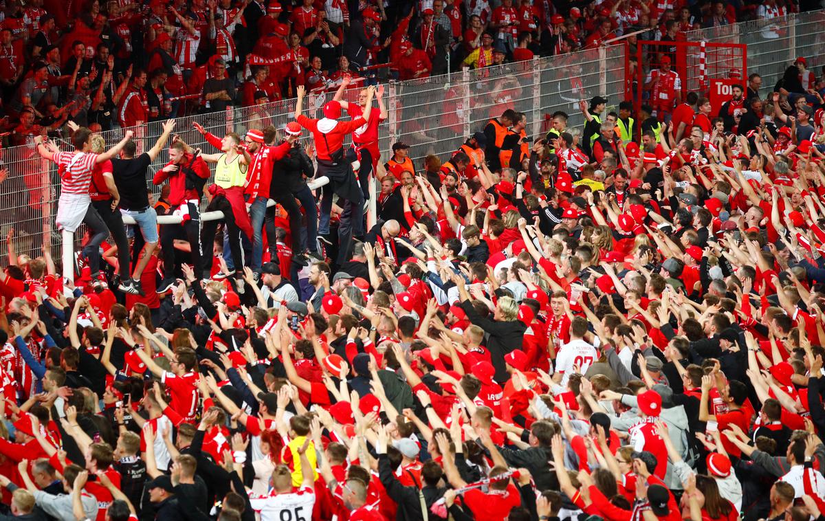 Union Berlin Stuttgart | V Nemčiji se gledalci vračajo na tribune. | Foto Reuters