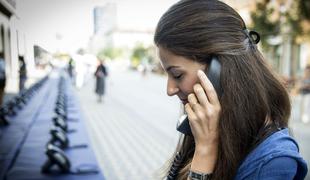 Sedemdeset metrov telefonov, ki pričajo o stiskah Slovencev #video #foto