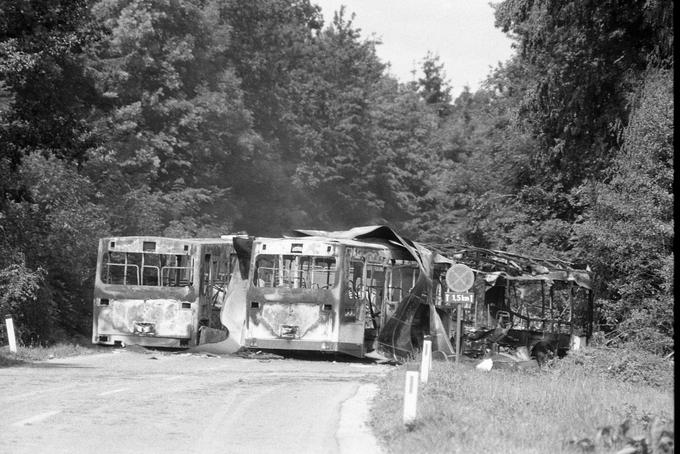 Avtobus proti 20 ton težjemu bojnemu stroju ... Foto: Tone Stojko, hrani Muzej novejše zgodovine Slovenije. | Foto: 