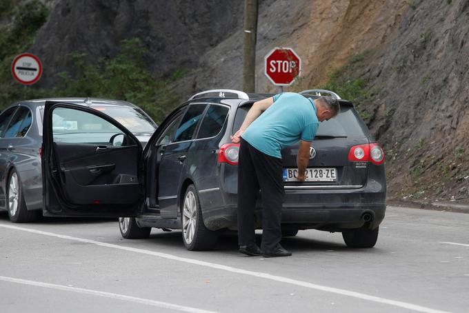 Borrell je sestanek sklical, potem ko je Priština v okviru procesa zamenjave tablic s kosovskimi napovedala, da bo v torek začela izrekati 150 evrov globe tistim, ki na vozilih ne bodo imeli kosovskih tablic. Pred tem ni pristala na poziv mednarodne skupnosti, naj ukrep preloži za deset mesecev. | Foto: Reuters