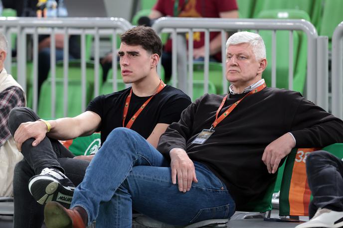 Luka Garza | Luka Garza v družbi strica Teomana Alibegovića, s katerim si je lani ogledal tekmo Cedevite Olimpije, za katero je igral njegov bratranec Amar Alibegović. | Foto www.alesfevzer.com