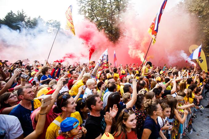 Tima Gajserja je v domačih Makolah pozdravilo okrog 2500 navijačev. Pele so dlani in motorne žage, gorele so bakle in vihrale so slovenske zastave. | Foto: Grega Valančič/Sportida