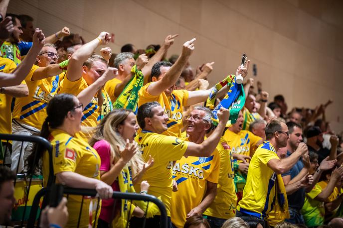 RK Gorenje Velenje : RK Celje Pivovarna Laško, superpokal Florijani | Navijači Celja so pospremili zmago svojih varovancev. | Foto Blaž Weindorfer/Sportida