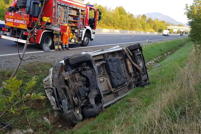 d | Na avtocesti pri Vrbi se je prevrnil kombi. | Foto policija