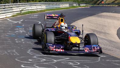 Vettel v šampionskem Red Bullu zapeljal v zeleni pekel #video