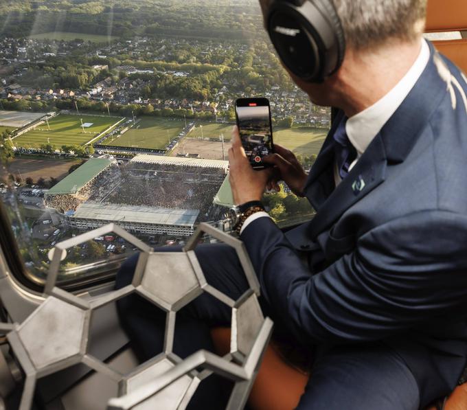 Ker ni bilo jasno, kdo bo prvak, je pokal čakal na helikopterju, da so ga lahko po koncu obeh tekem hitro pripeljali na pravi stadion. | Foto: Guliverimage