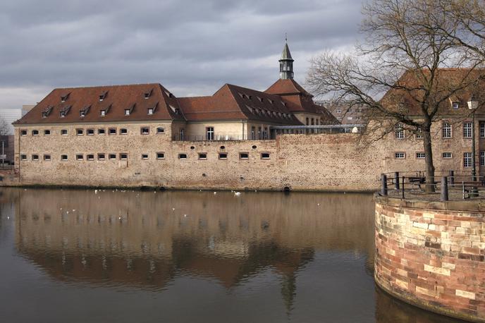 Francoska elitna šola ENA | Znamenita francoska elitna šola Ecole nationale d'administration (ENA) ima sedež v Strasbourgu (na fotografiji), del prostorov pa je tudi v Parizu.  | Foto Reuters