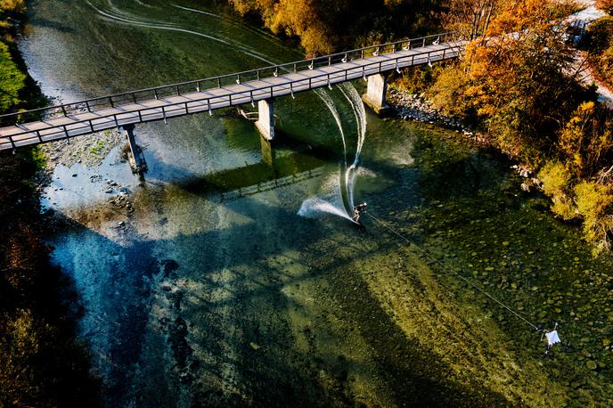 dron | Američan Brian Grubb, eden od začetnikov atraktivne športne panoge, vejksjkejtanja, je po strugi Save Bohinjke drvel s pomočjo drona. Česa takega ni poskušal, kaj šele izvedel, še nihče. | Foto Red Bull Content Pool