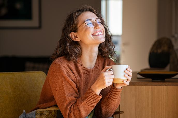 veselje, ženska, dekle, kava, očala | Foto Shutterstock