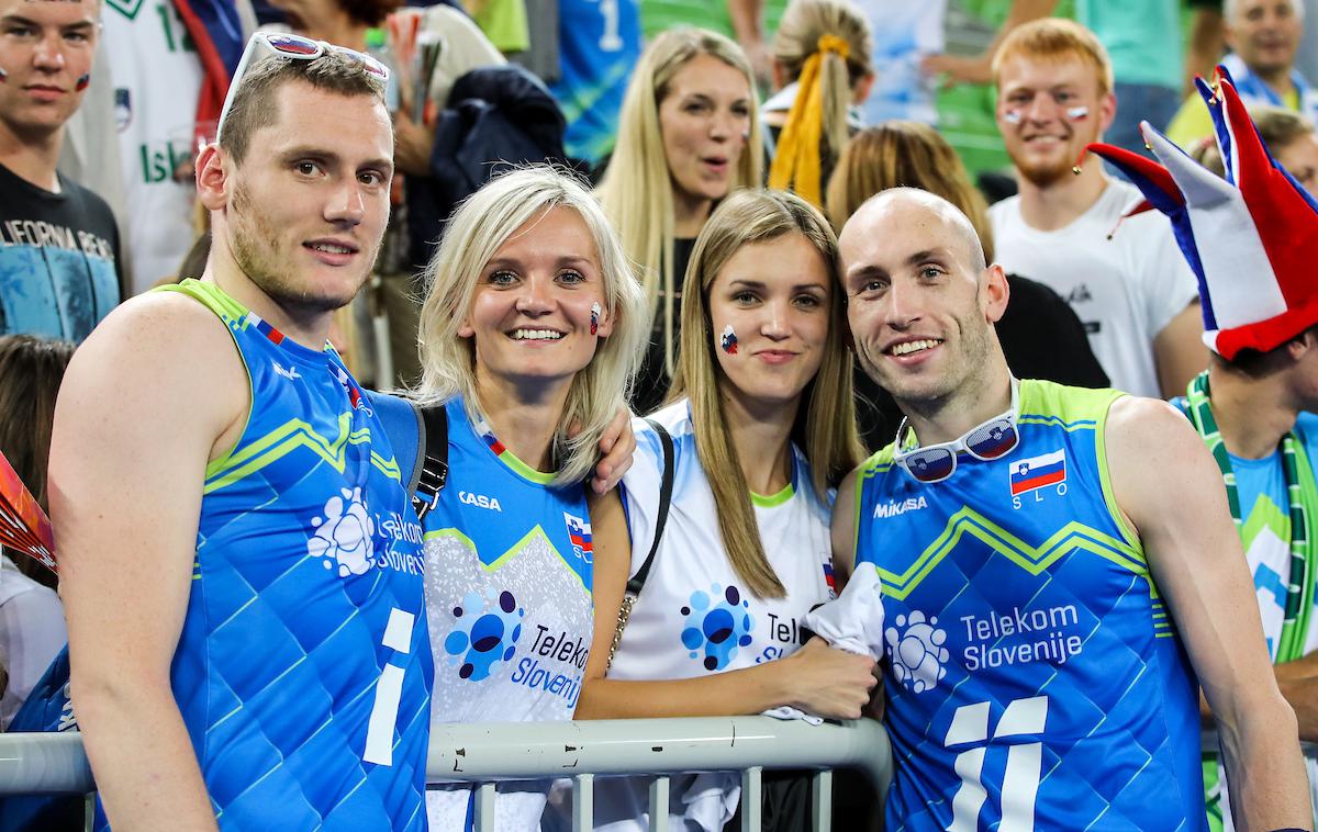 EuroVolley 2019: Slovenija - Poljska, Tonček Štern, Žiga Štern | "Zasluženo smo zmagali. Če bomo igrali tako, kot smo igrali zadnji dve, tri tekme, se nimamo česa bati," je po uvrstitvi v finale evropskega prvenstva dejal eden od bolj razpoloženih ob polfinalni zmagi Tonček Štern (skrajno levo). Finale bo v nedeljo ob 17.30. | Foto Matic Klanšek Velej/Sportida