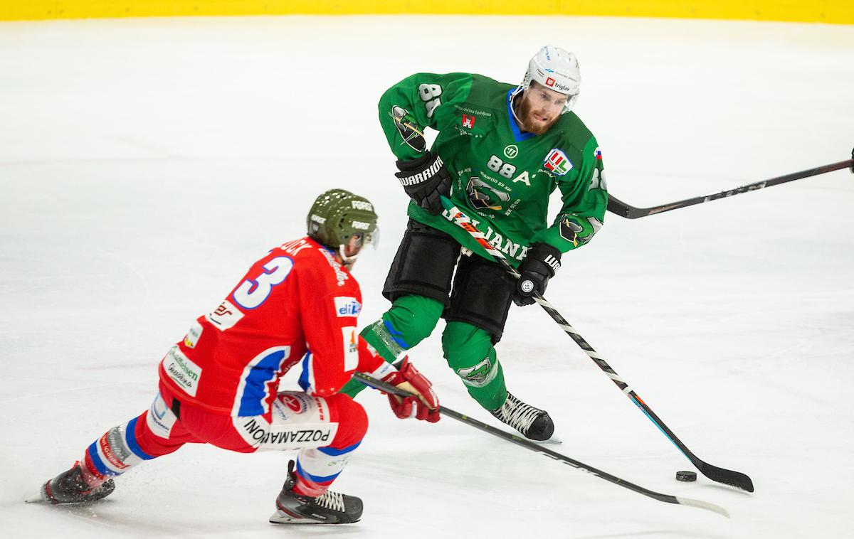 HK Olimpija Val Gardena Miha Zajc | Miha Zajc si je zaradi naleta v predel glave prislužil kazen - tekmo prepovedi. | Foto Vid Ponikvar