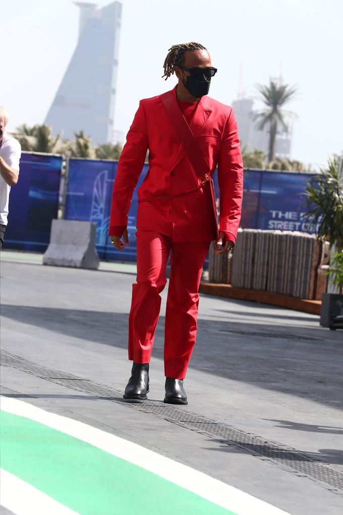 Lewis Hamilton je v Savdsko Arabijo prišel sila eleganten. | Foto: AP / Guliverimage