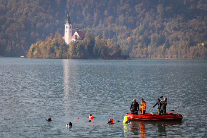 bombe v Blejskem jezeru | Policisti so zavarovali kraj, mine pa so iz jezera odstranili strokovno usposobljeni delavci enote za varstvo pred neeksplodiranimi ubojnimi sredstvi, ki so najdeno orožje tudi uničili. | Foto STA