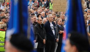 Gneča na desnici: Bog, begunci in kako se odmakniti od Janše