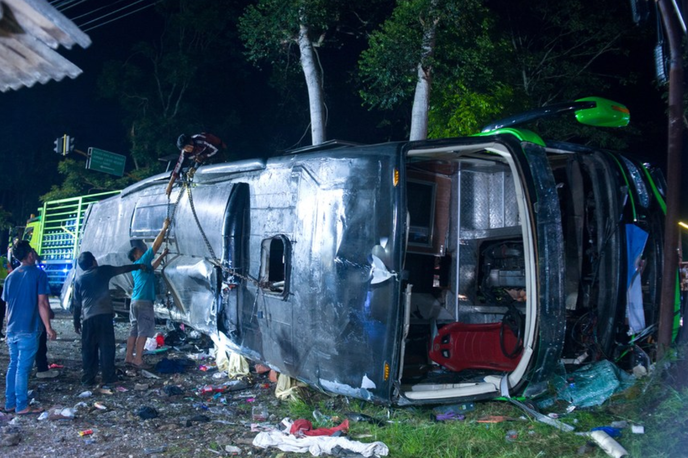 avtobus | Avtobus je prevažal 61 dijakov in učiteljev.  | Foto X/@XHNews