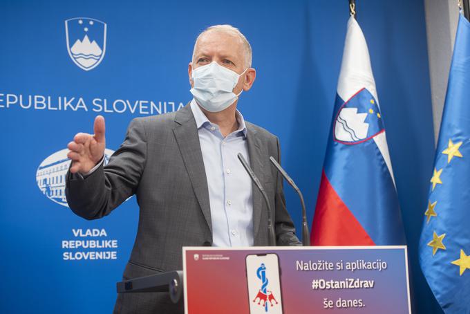 Vodja oddelka za intenzivno terapijo na ljubljanski infekcijski kliniki Matjaž Jereb je opozoril, da je zdravstveni kader izčrpan: "Moji sodelavci delajo na robu zmogljivosti in v tem tempu bo treba nadaljevati. Upam, da bomo zdržali." | Foto: STA ,