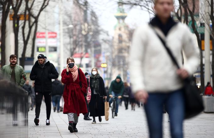 Konec februarja je bil čas, ko je življenje kljub preteči grožnji novega koronavirusa - ta je bil takrat v veliki meri še neznanka -skoraj povsod po svetu z izjemo Kitajske in Južne Koreje potekalo po ustaljenih tirnicah. Nekatere množične dogodke so februarja sicer že odpovedovali - mednarodni kongres mobilne telefonije v Barceloni, na primer - ne pa tudi manjših za nekaj sto udeležencev, kakršen je bil Biogenov. Španska vas so bili večini ljudi takrat tudi ukrepi, kakršne moramo za zajezitev epidemije spoštovati danes.  | Foto: Reuters