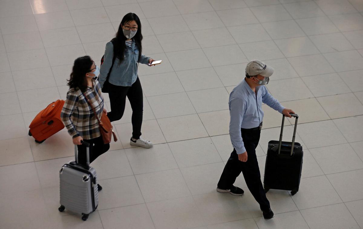 kitajski turisti | Številne letalske družbe so že odpovedale polete v Kitajsko in iz nje. | Foto Reuters