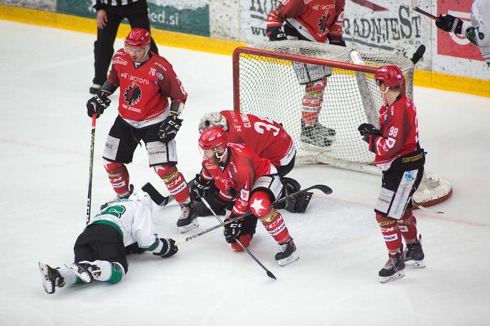 HDD Jesenice HK Olimpija | Hokejisti Jesenic so na prvi finalni tekmi s 4:2 premagali Olimpijo in prišli do lepe prednosti pred povratno četrtkovo tekmo, ko bo znan prvak. | Foto Peter Podobnik/Sportida