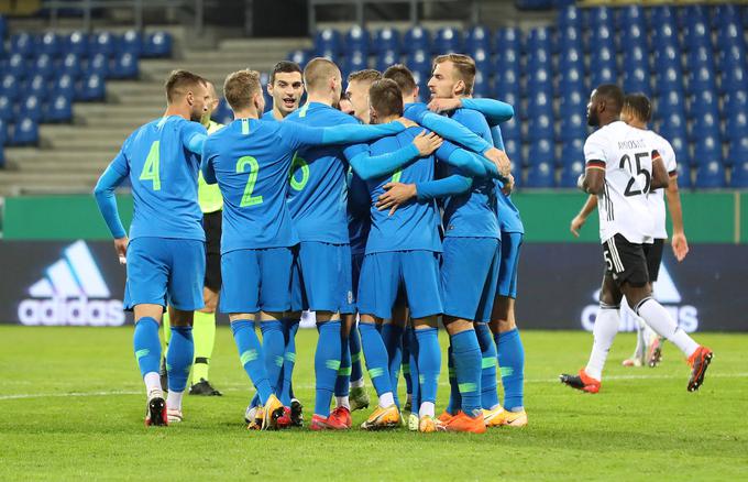 Mlada slovenska reprezentanca do 21 let je na selektorskem derbiju Milenka Ačimovića presenetila favorizirano Nemčijo in ostala neporažena (1:1). Edini zadetek za goste je z bele točke dosegel mladi napadalec Slovana iz Bratislave Žan Medved. | Foto: Guliverimage/AP