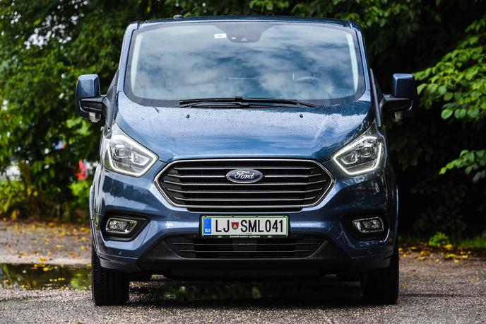 Ford tourneo | Ksenonska žarometa sledita ovinkom in samodejno prilagajata dolžino svetlobnega snopa. Obrobljena sta z dnevnimi lučmi LED, ki tvorita svetlobni podpis, kot se temu pogosto reče. | Foto Gašper Pirman