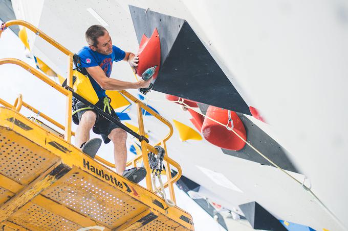 Adam Pustelnik lani med postavljanjem finalne smeri. | Foto: Grega Valančič/Sportida