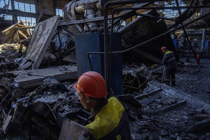 Medtem ko si ukrajinska vojska več kot dve leti po začetku vojne prizadeva zadržati frontno črto, Moskva povečuje intenzivnost napadov na ukrajinske energetske objekte, kar povzroča izpade elektrike in racionalizacijo njene porabe po vsej državi. | Foto: Guliverimage