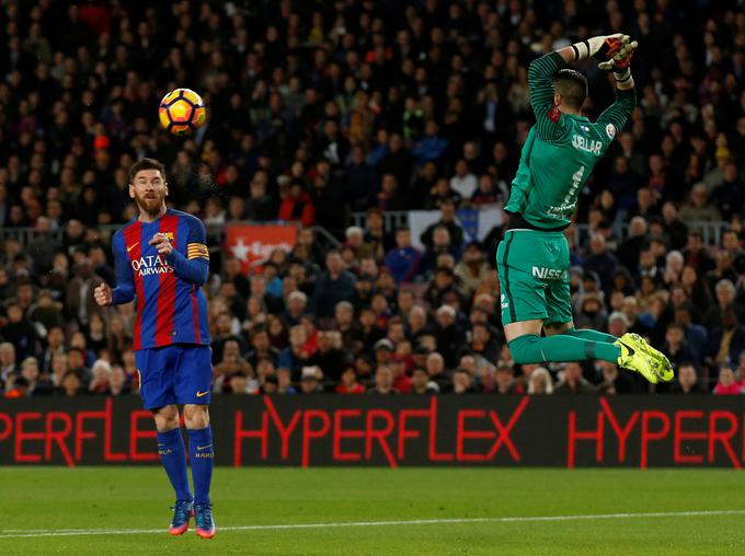 Lionel Messi je takole z glavo dosegel že 21. prvenstveni gol v tej sezoni. | Foto: Reuters