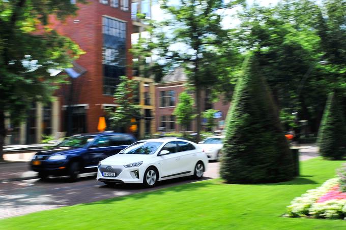 Medtem ko Hyundai uradno navaja, da lahko ioniq porabi le 3,4 litra bencinskega goriva na sto kilometrov, smo v okolici Amsterdama v popolni odsotnosti kakršnihkoli vzpetin in ob le redkih zavojih dosegli 4,6-litrsko porabo. Ob tem poudarjamo, da je šlo za spoznavno, zelo kratko obdobje, v katerem smo več pozornosti kot izrazito varčni vožnji posvetili temeljitemu spoznavanju celotnega vozila. Glede na okoliščine in ne glede na reliefno pustost Nizozemske torej zelo ugoden rezultat, ki varčnim voznikom obeta veliko. Hvalimo. | Foto: Ciril Komotar