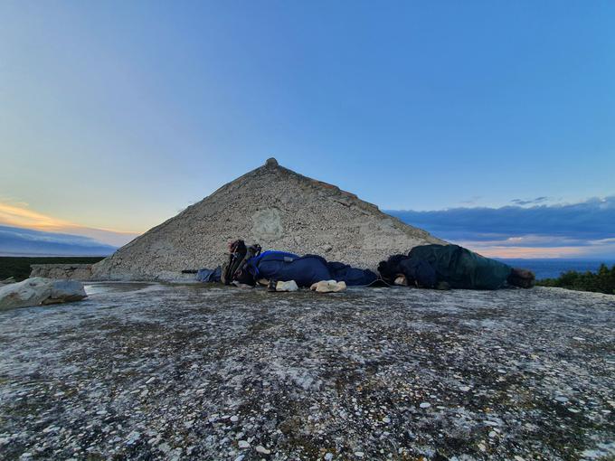 Spanje med močno burjo na otoku, kjer je ostala ujeta ekipa oddaje Preživetje v divjini. | Foto: arhiv Slabescene