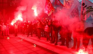 Protestniki zažgali del lokala, kamor zahaja Macron #video