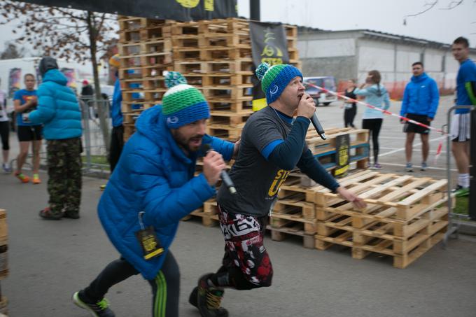 Sodeluje tudi pri projektu Alive Step, kjer udeleženci tečejo po stopnicah Kristalne palače. (Na fotografiji s sovoditeljem Davidom Urankarjem.) | Foto: Mediaspeed