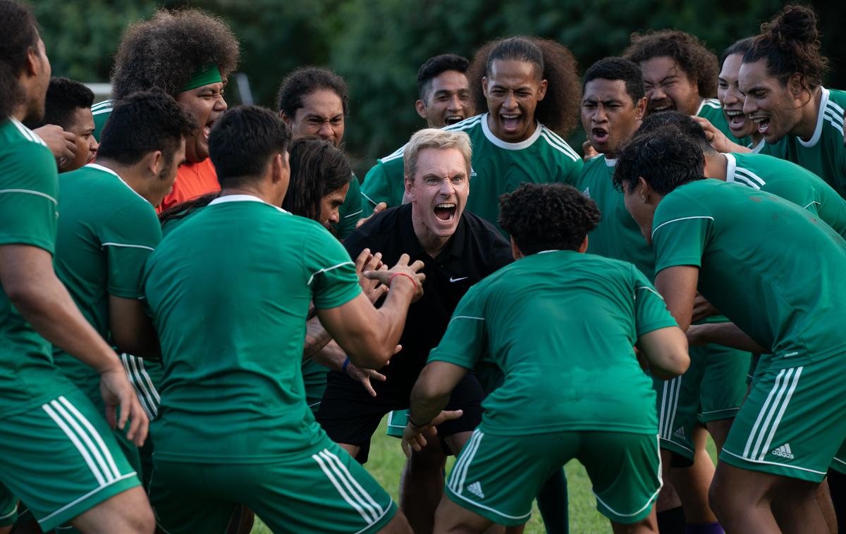 Še en gol za zmago | Nogometaši in njihov trener, polni zanosa in navdušenja – tipična slika za športno dramo/komedijo, a scena, ki jo le redko vidimo v tem filmu. | Foto Blitz Film & Video Distribution