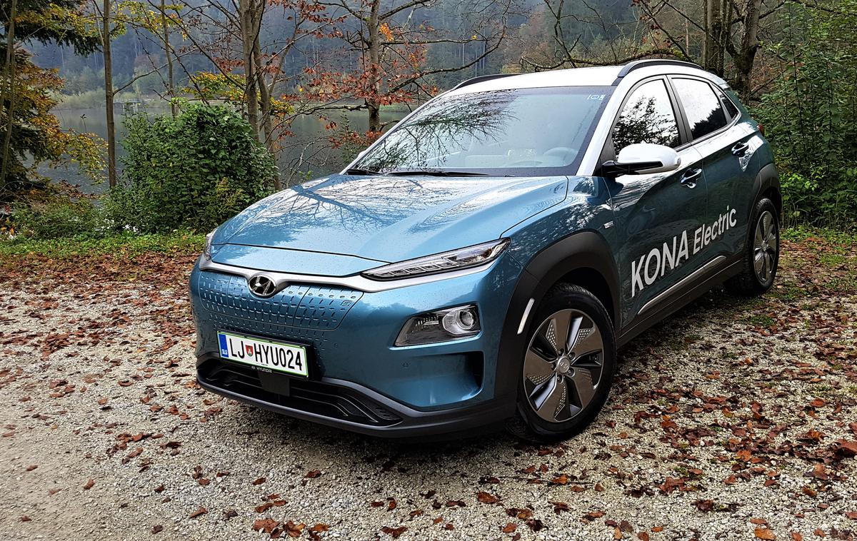 hyundai kona electric | Hyundai kona electric prihaja v Slovenijo z dvema različnima močema motorja in kapaciteto baterij in dosegom, ki lahko presega 400 kilometrov. Cene za električni crossover se bodo (brez subvencije) začele pri slabih 35 tisočakih. | Foto Gregor Pavšič