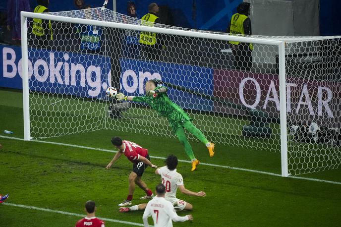 Mert Günok | Mert Günok je v zadnjih sekundah tekme osmine finala poskrbel za izjemno obrambo in Avstrijcem preprečil izenačenje, Turkom pa priskrbel četrtfinalno vozovnico. | Foto Guliverimage