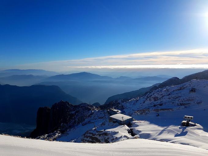 S kaninskega smučišča pogled v jasnih dneh seže vse do morja.  | Foto: Občina Bovec