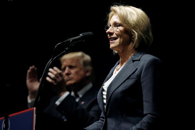 58-letna Betsy DeVos vodi michiganske republikance in je poročena z Dickom DeVosom, sinom Richarda DeVosa, soustanovitelja podjetja Amway, ki ima 5,2 milijarde dolarjev premoženja. Skupaj z možem je DeVosova, ki jo prištevajo med milijarderke, ustanovila podjetja Windquest, ki se ukvarja z vlaganjem v do okolja prijazne energije. | Foto: Reuters