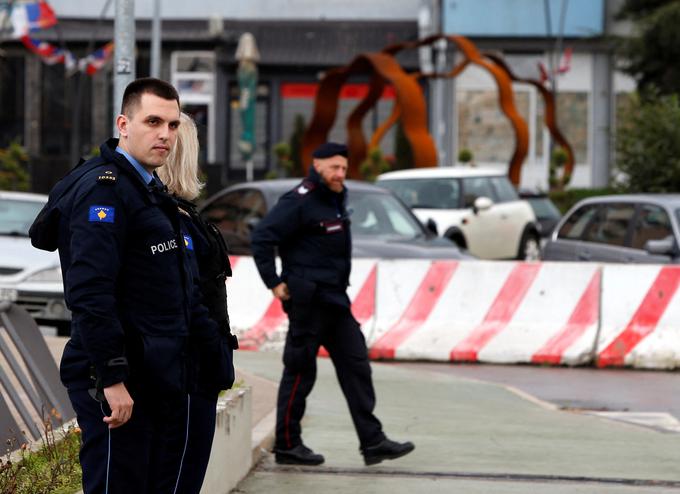 Srbska radiotelevizija RTS danes poroča, da se barikade, ki so jih na severu Kosova postavili Srbi, ki protestirajo zaradi aretacije policista Pantića, nadaljujejo.  | Foto: Reuters