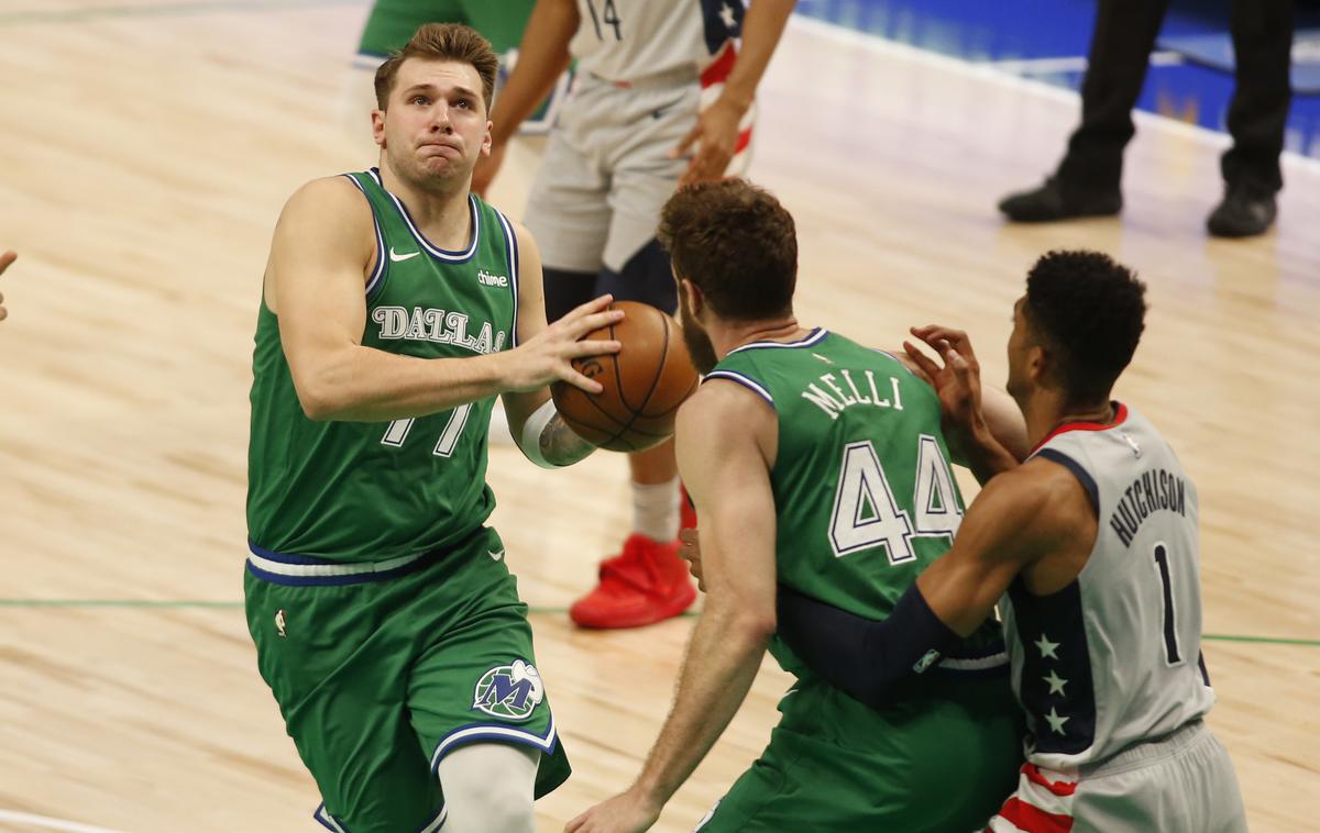 Luka Dončić | Luka Dončić in Dallas Mavericks so s 125:124 premagali Washington. Zmagovito trojko je po asistenci Dončića zadel Dorian Finney-Smith. | Foto Guliverimage