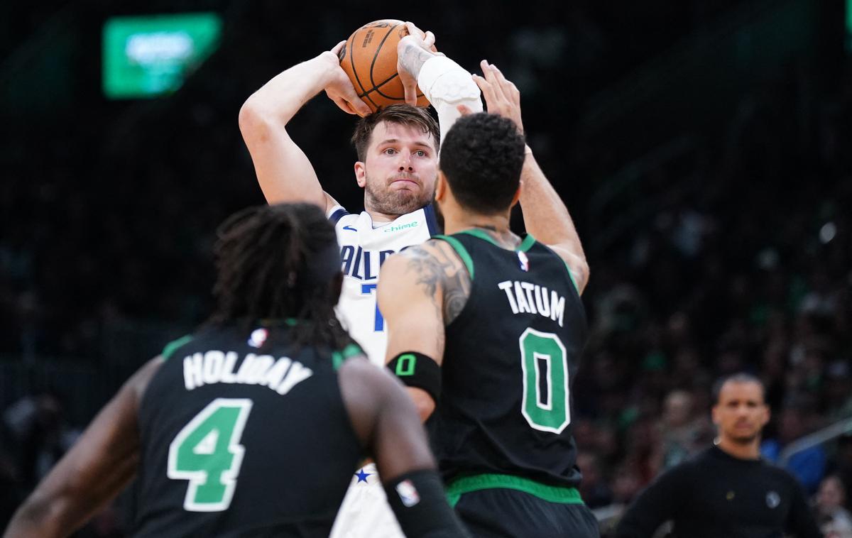 Luka Dončić Boston Dallas | Najboljši strelec lige NBA Luka Dončić je proti Bostonu vknjižil trojni dvojček, a doživel prepričljiv poraz. Celtics so blesteli v trojkah. Zadeli so kar 21 od 43 metov za tri točke. | Foto Reuters