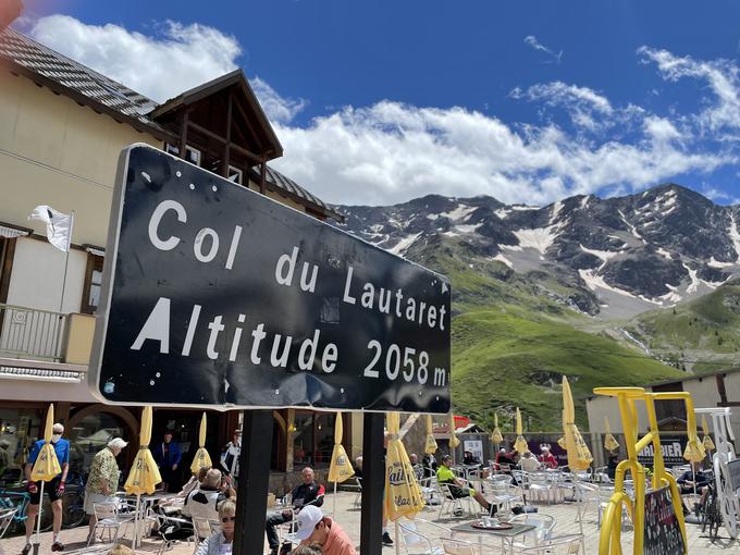 Col de Lautaret leži na dveh tisočakih in je prežet s kolesarskih duhom. Cesta se od tu spušča proti Grenoblu ali pa zavije strmo navzgor proti Galibierju. | Foto: Gregor Pavšič