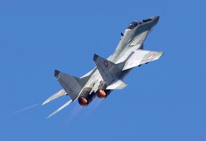 Slovaška vlada je Ukrajini med drugim poslala protiletalske sisteme S-300 in letala mig-29 (na fotografiji). Slovaška ima tudi močno orožarsko industrijo, ki lahko proizvaja strelivo za Ukrajino. Na Slovaško so prišli tudi nemški vojaki, ki upravljajo protizračni obrambni sistem patriot. Slovaška je tudi tranzitna država za prevoz zahodnega orožja v Ukrajino, so se pa v zadnjih časih odnosi med Slovaško in Ukrajino ohladili, saj je Slovaška skupaj s Poljsko in Madžarsko prepovedala uvoz ukrajinskega žita. | Foto: Guliverimage