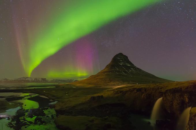 Severni sij bomo najlažje opazovali od sredine septembra do aprila. Na fotografiji: severni sij ob gori Kirkjufell. | Foto: Thinkstock