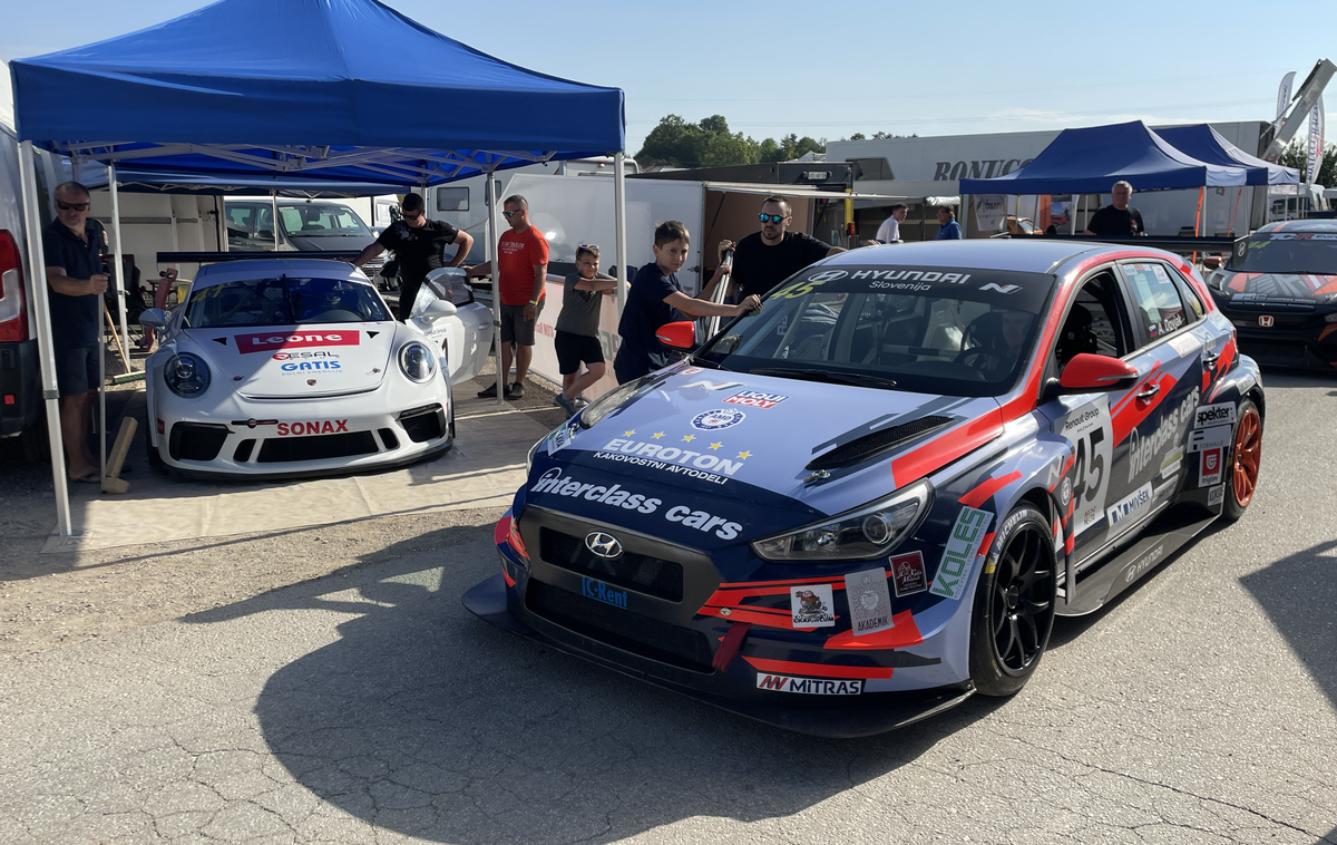 Gorjanci gorska dirka | Matevž Čuden (porsche GT3) in Anže Dovjak (hyundai i30 TCR) na Gorjance prihajata z dirke za EP na Češkem.  | Foto Gregor Pavšič